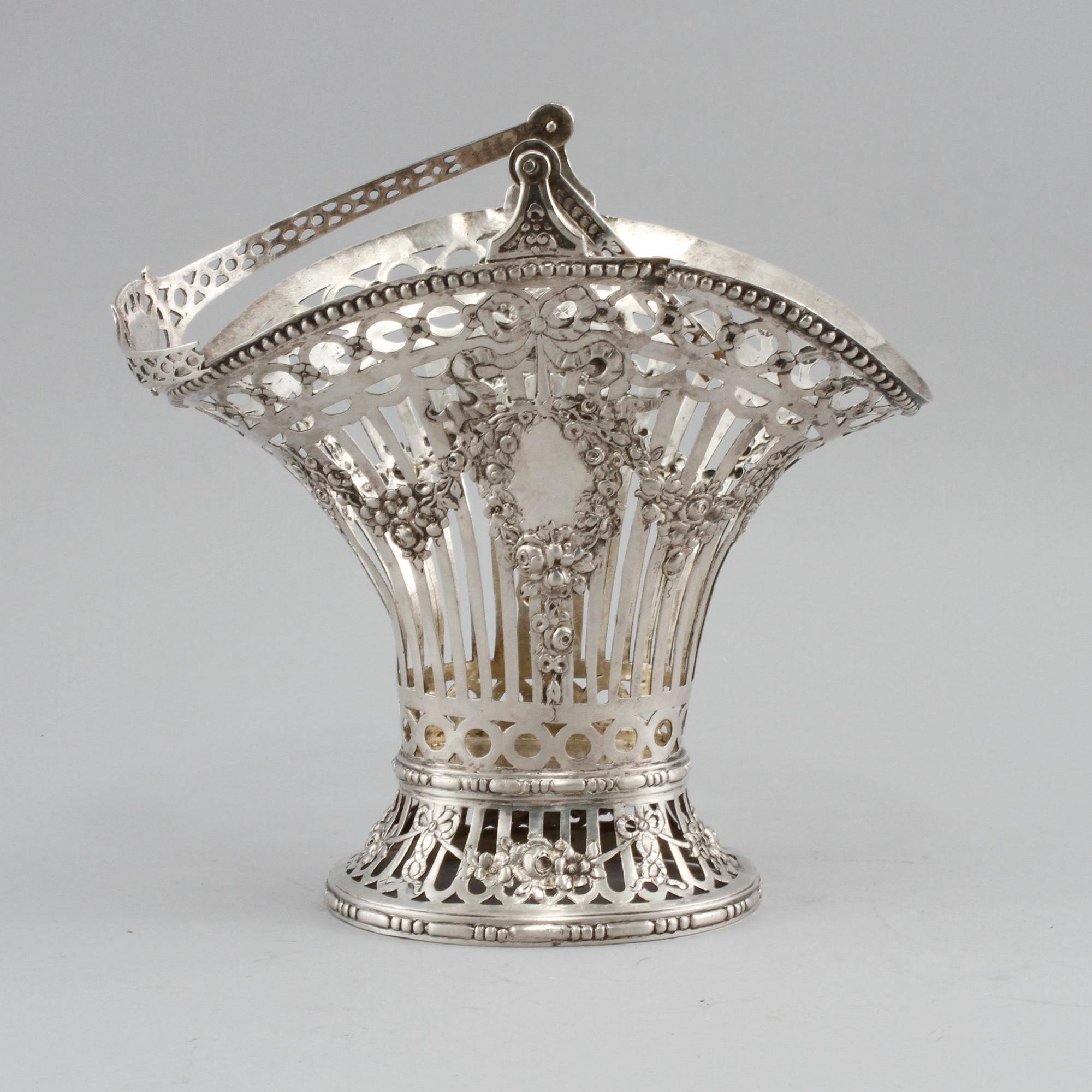 KORG, silver, omkring sekelskiftet 1900. Vikt 385 gram.