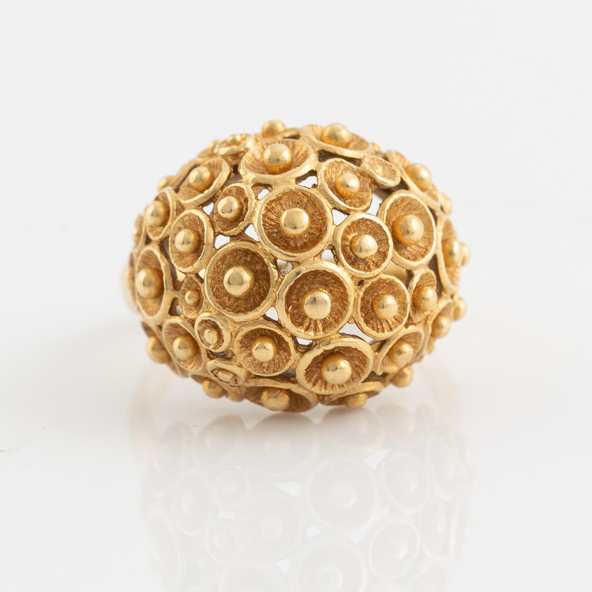 18K gold bombé ring.
