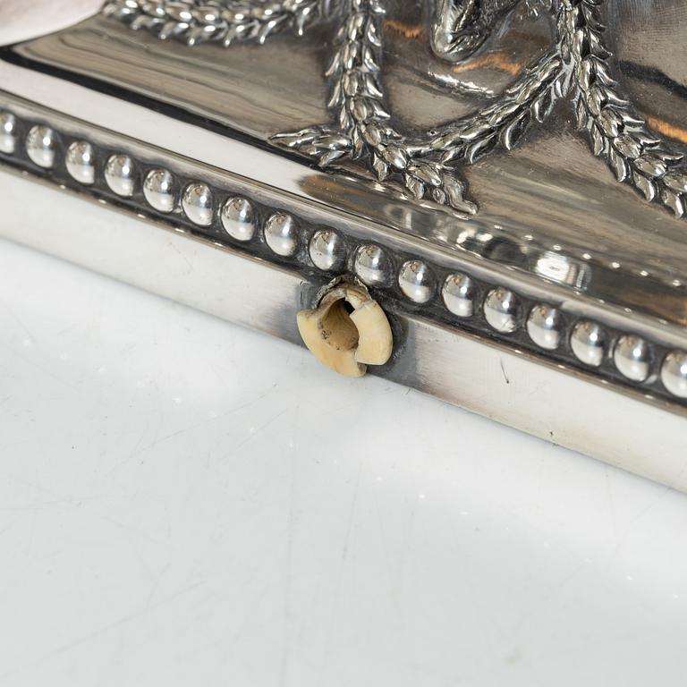 A pair och silver plated candelsticks, mark of  Elkington & Co, Birmingham, 1888-1890.