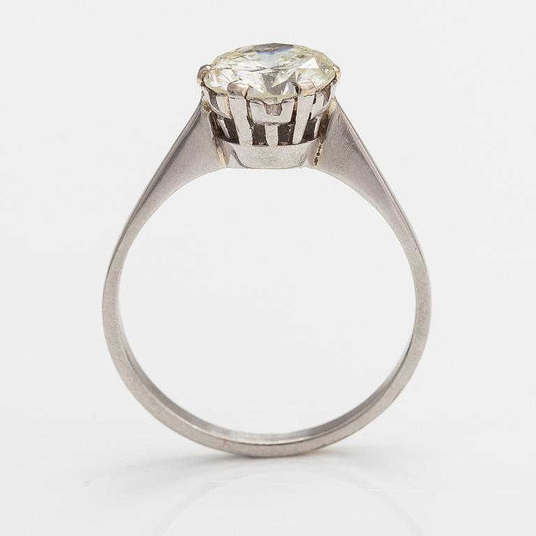 Ring, 18K vitguld, briljantslipad diamant ca 2.25 ct enligt certifikat.