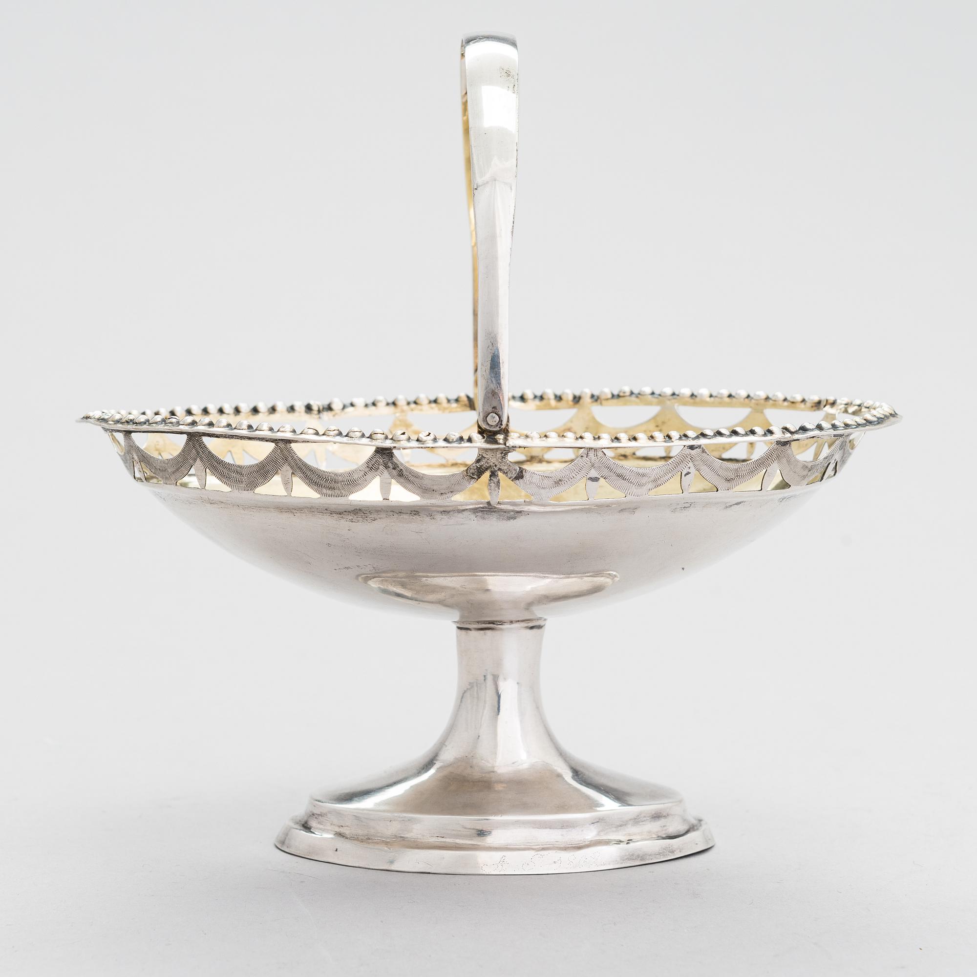 A parcel-gilt silver sweet meat basket from around year 1800.