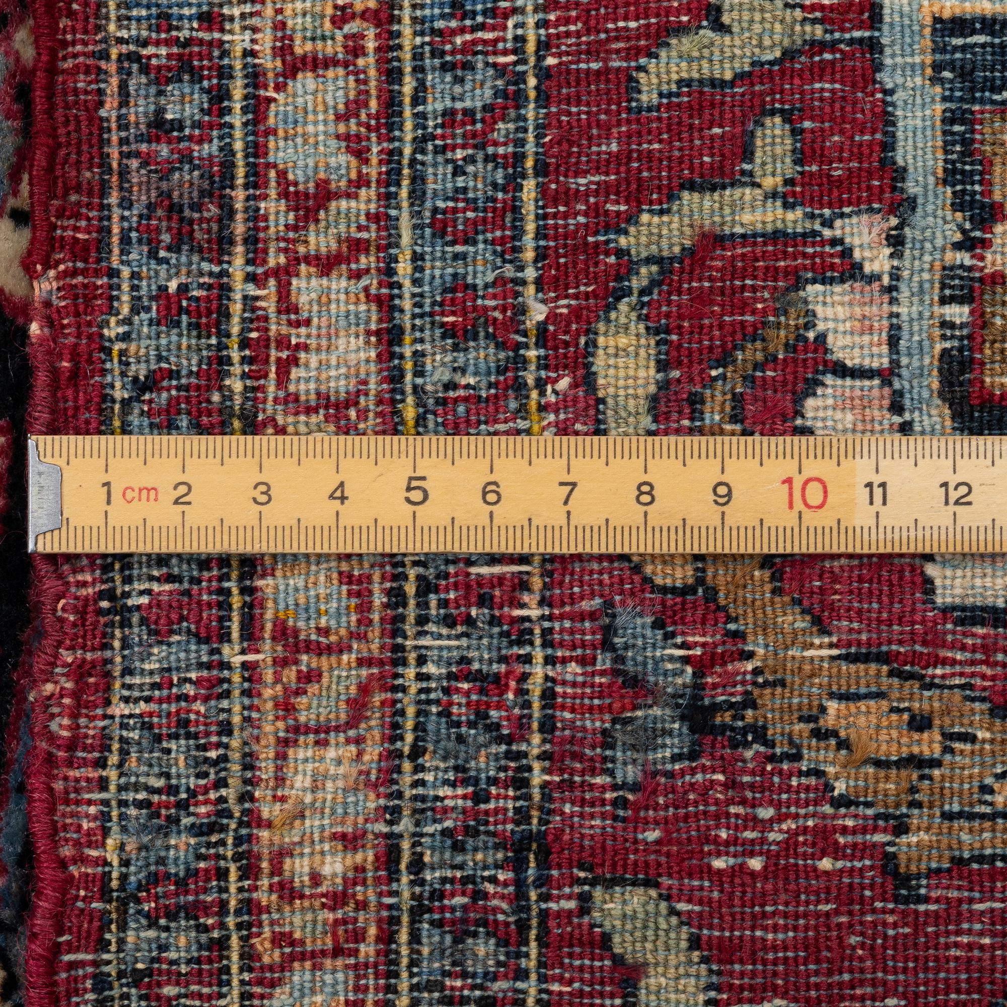 Carpet, Isfahan, antique, approx. 210 x 135 cm.