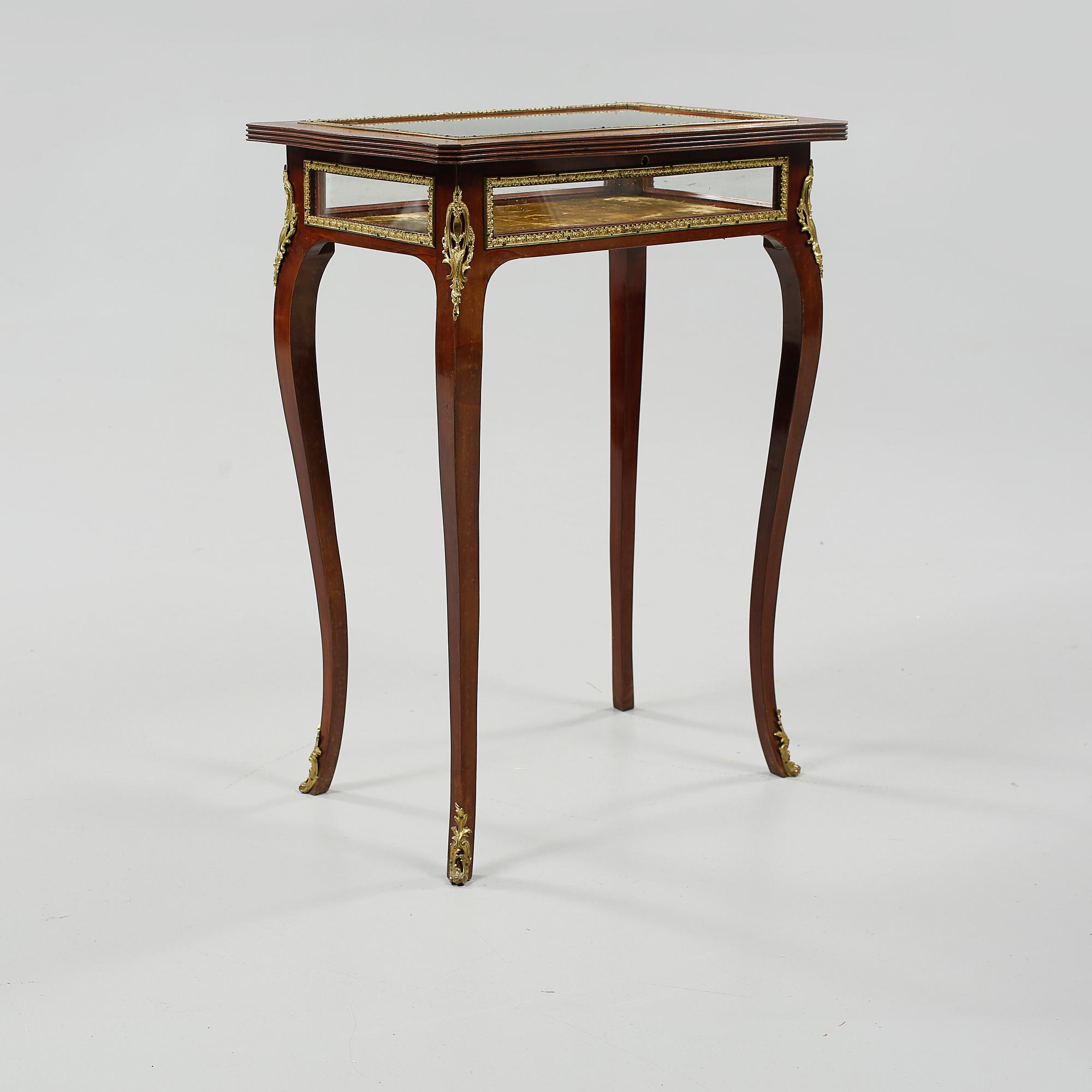 MONTERBORD, rokokostil. 1900-talets andra hälft.