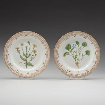 A set of seven Royal Copenhagen 'Flora Danica' dinner plates, 20th Century.