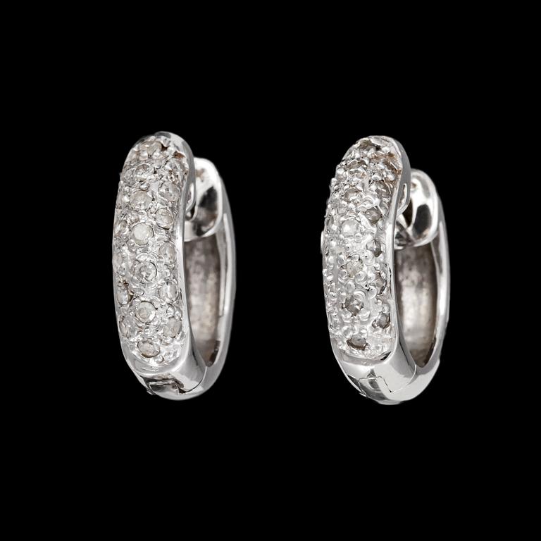 ÖRHÄNGEN, 14k vitguld med diamanter, tot ca 0.75 ct.