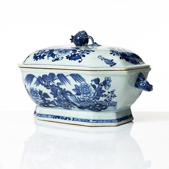 Tureen with lid, company porcelain, China, Qing dynasty, Qianlong 1736-95.