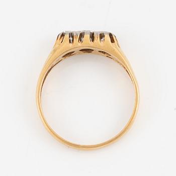 Ring, 18K guld med tre briljantslipade diamanter.
