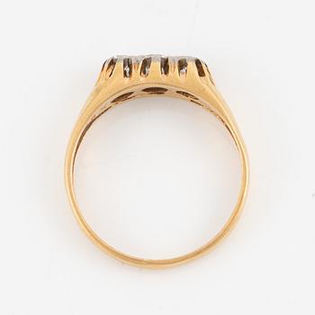 Ring, 18K gold with three brilliant-cut diamonds.