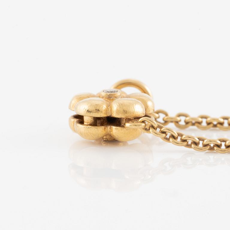 Ole Lynggaard, collier, 18K guld med dekor av blomma med briljantslipade diamanter.