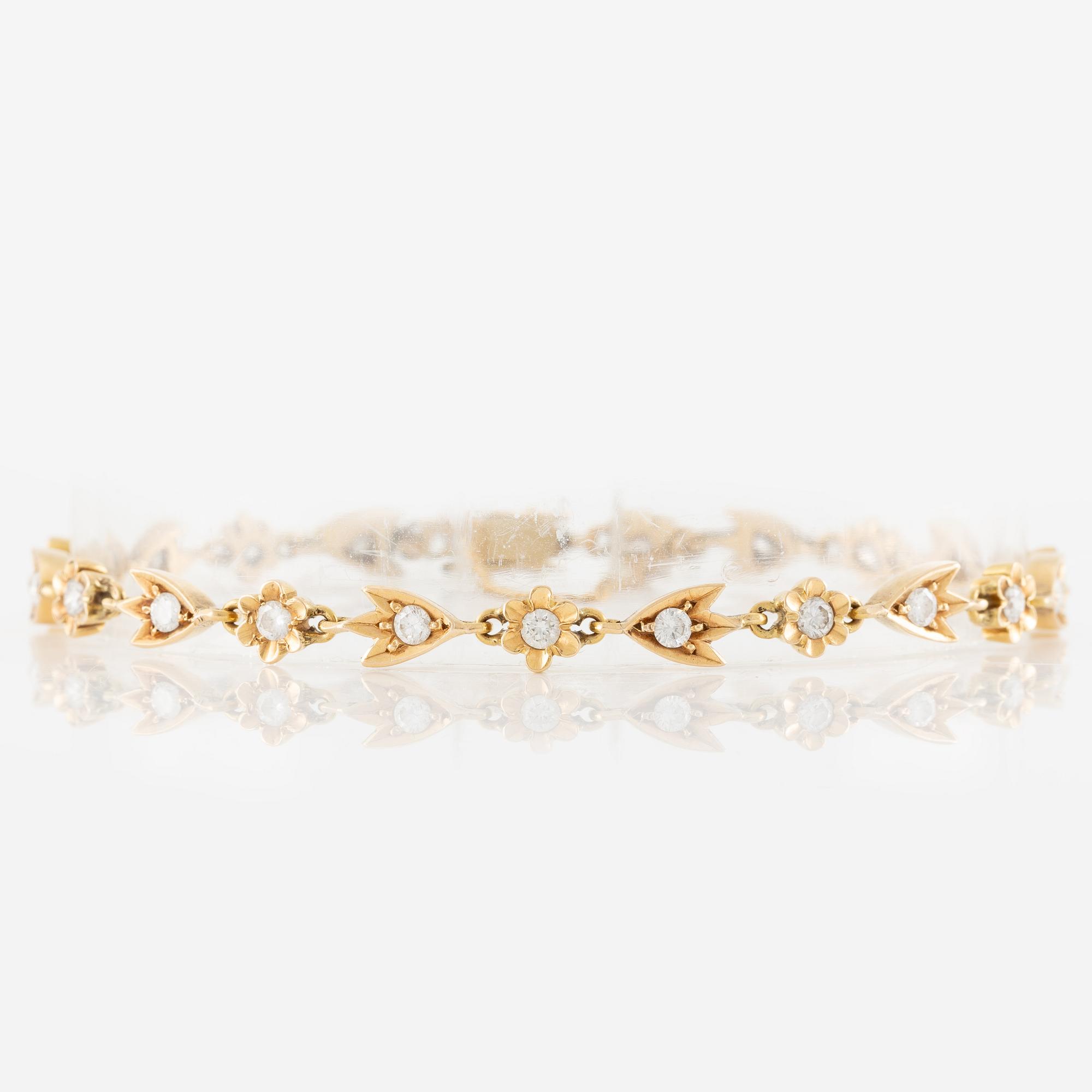 Bracelet 18K gold with round brilliant-cut diamonds.