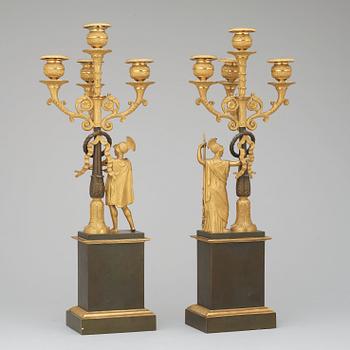 KANDELABRAR, för fyra ljus, ett par. Frankrike, 1800-talets början. Empire.