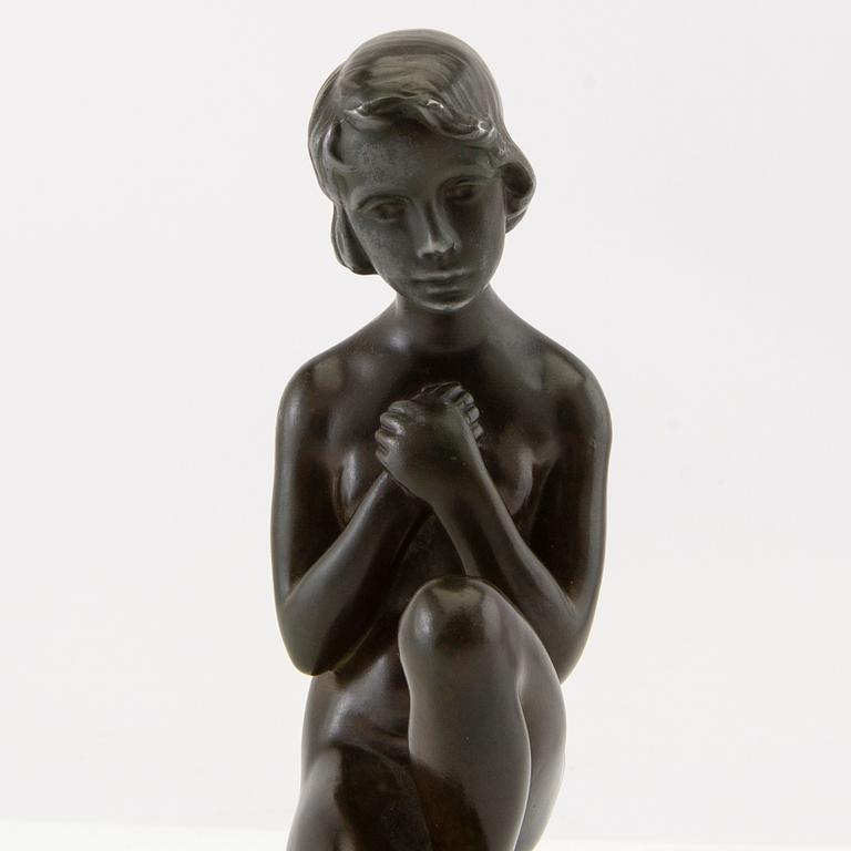 Elna Borch, skulptur sittande flicka.