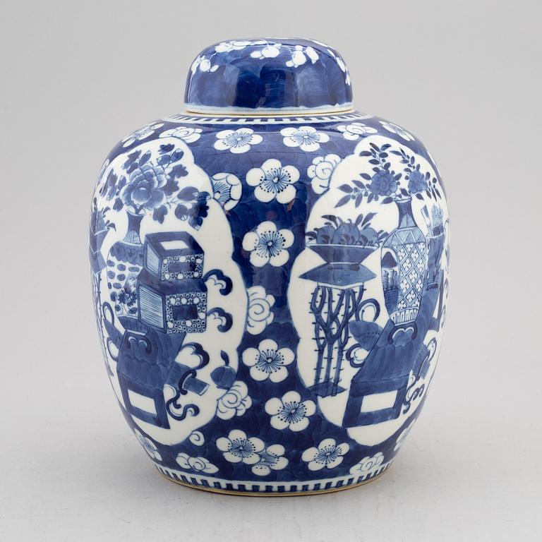 A blue and white jar with cover, late Qing dynasty, circa 1900.