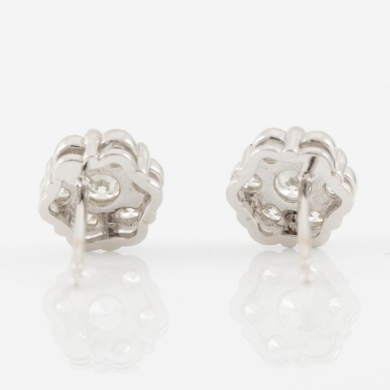 A pair of earrings in 18K gold set with round brilliant-cut diamonds.