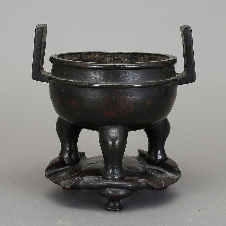 RÖKELSEKAR, patinerad gulmetall, trol Japan, 1800-tal.