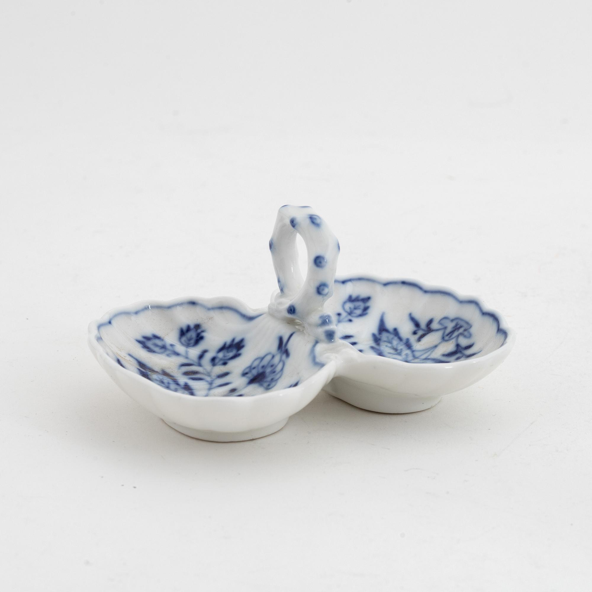 Servisdelar, 7 st, porslin,
"Zwiebelmuster/Lökmönstret", Meissen, 1900-talets första hälft.