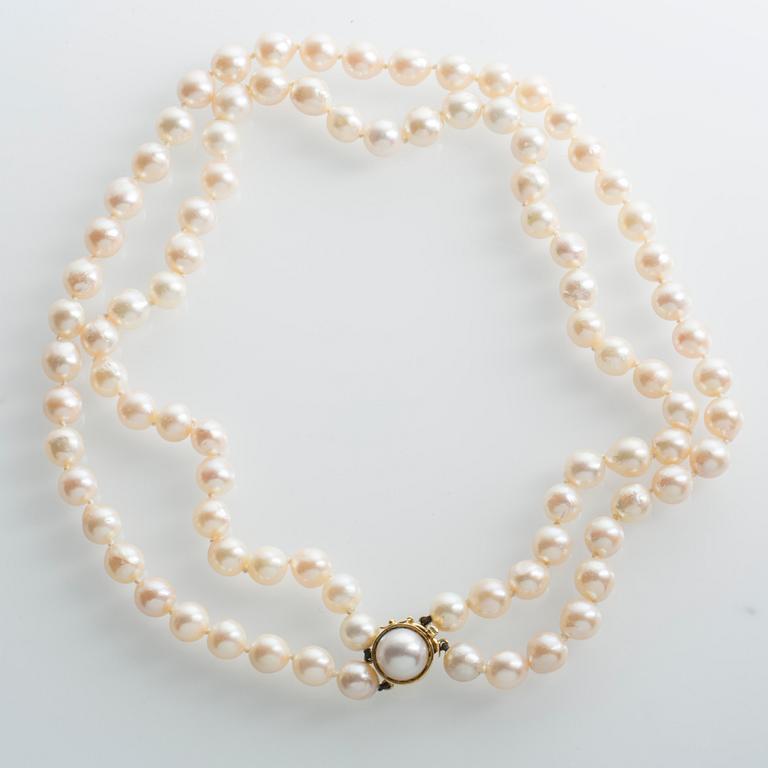 A double strand cultured pearl necklace witt a 18ct gold clasp.