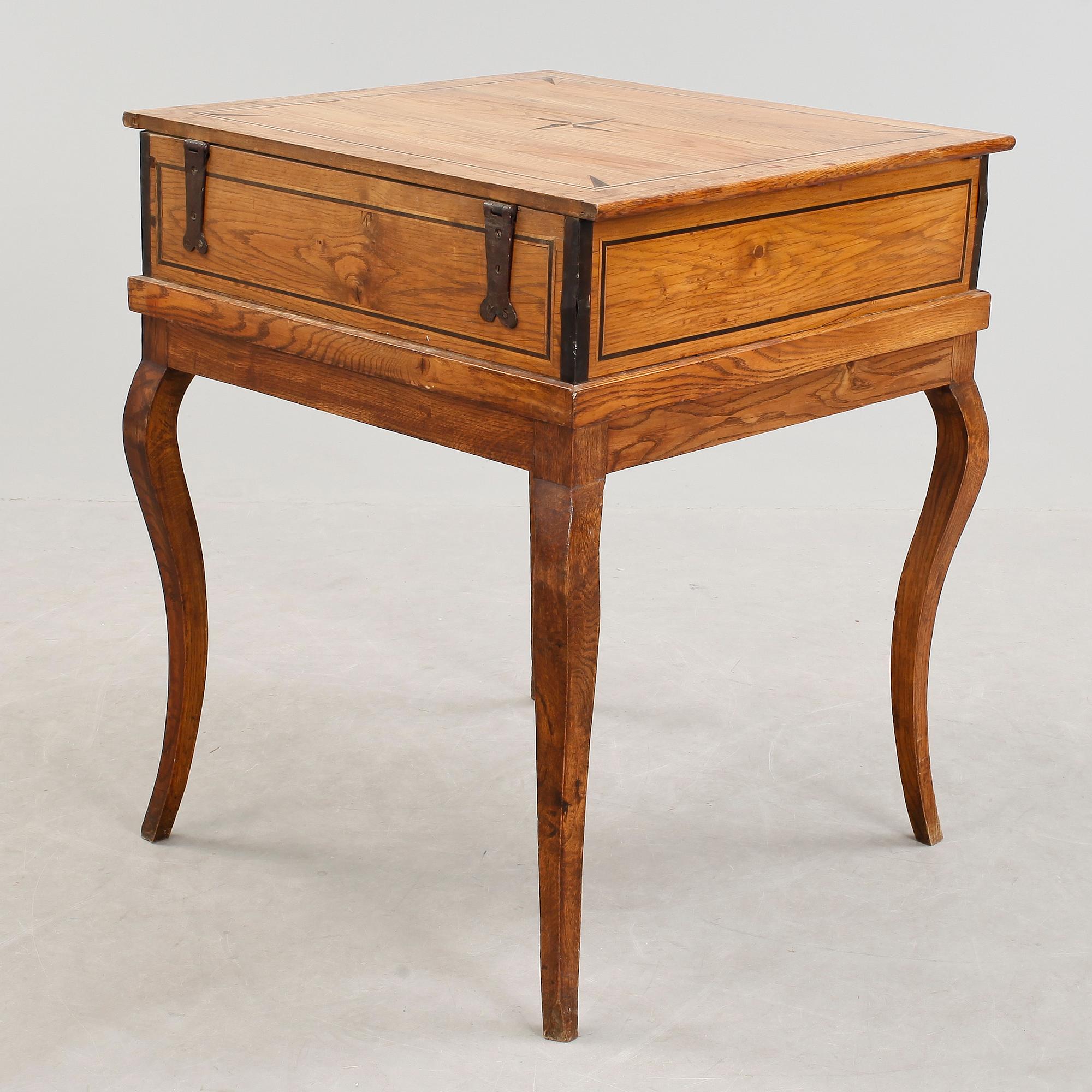 BESTICKSCHATULL, senbarockstil, 1800-tal.