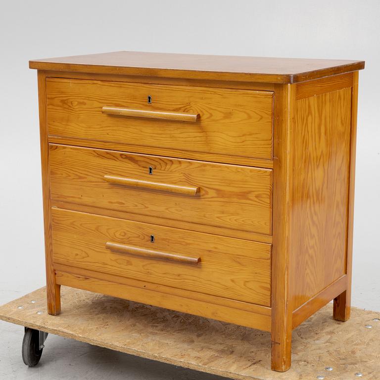 A chest of drawers, 1930a-40s .