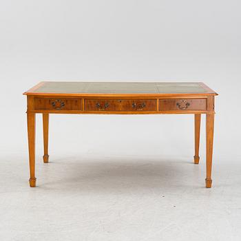 Skrivbord och karmstol, engelsk stil, 1900-talets andra hälft.