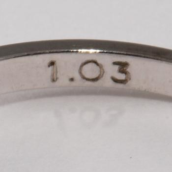 RING, 18k vitguld med briljantslipad diamant, 1.03 ct. Vikt 3 g.