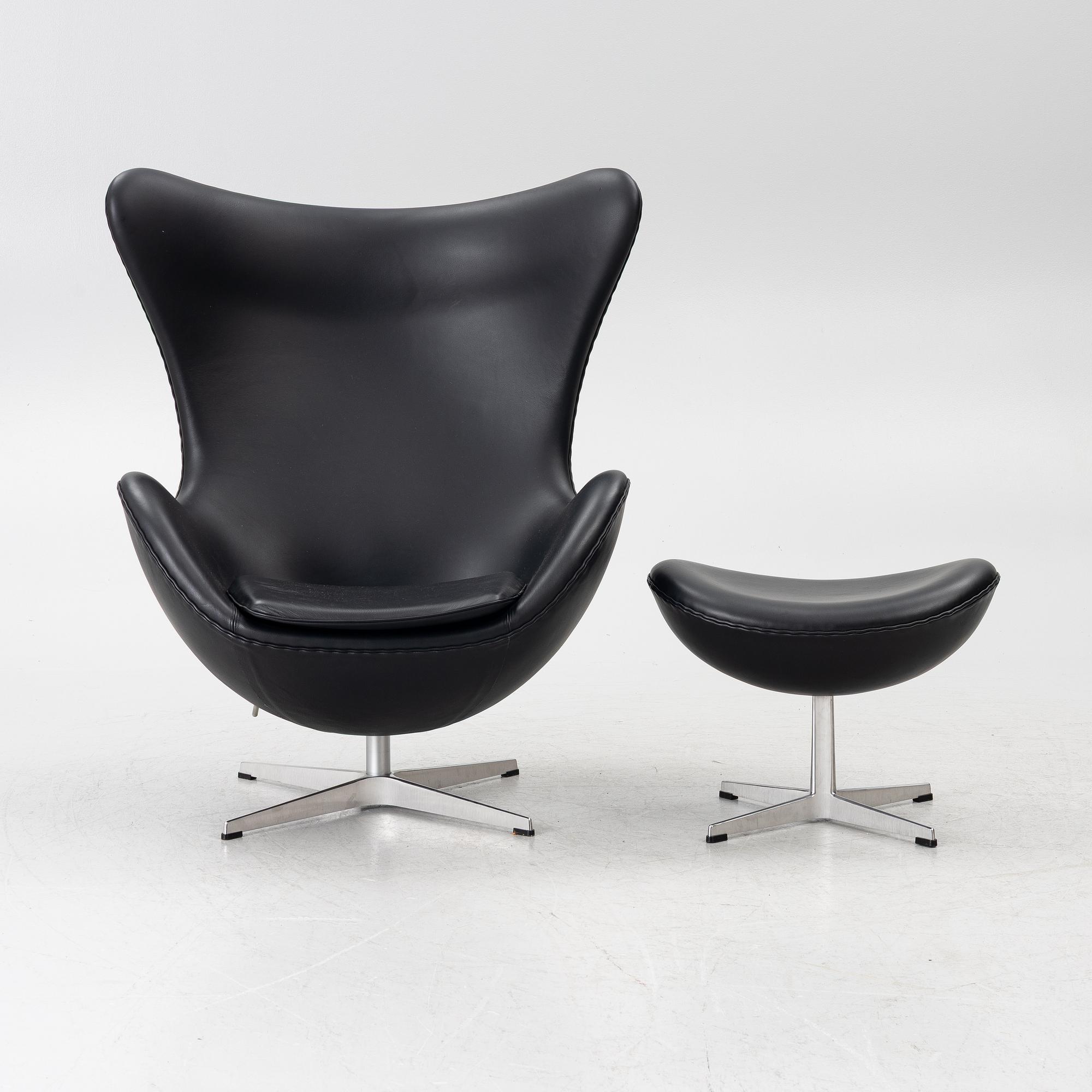 Arne Jacobsen, fåtölj med fotpall, "Ägget", Fritz Hansen, Danmark, 2022.
