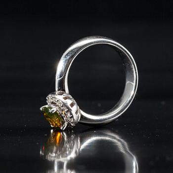 RING, 18K vitguld, briljantslipad diamant 1,11 ct. 16 st. diamanter tot. 0,22 ct. Vikt 8,8 g. Intyg.