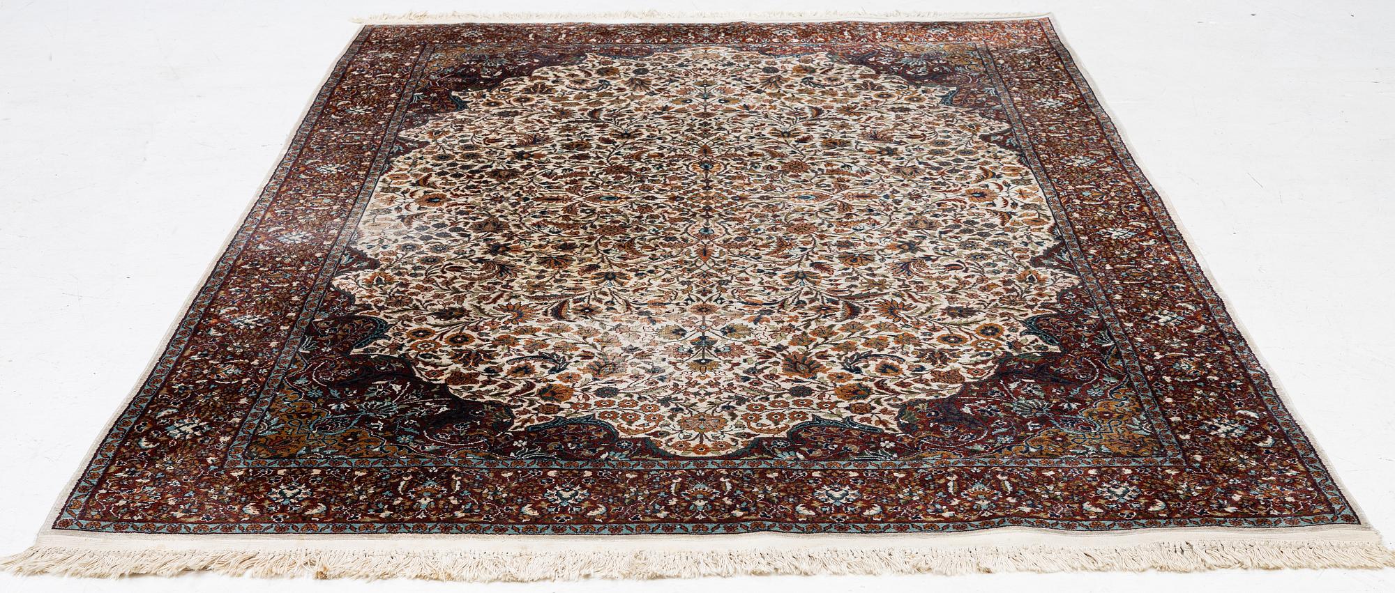 Carpet, Kirman, 275 x 185 cm.
