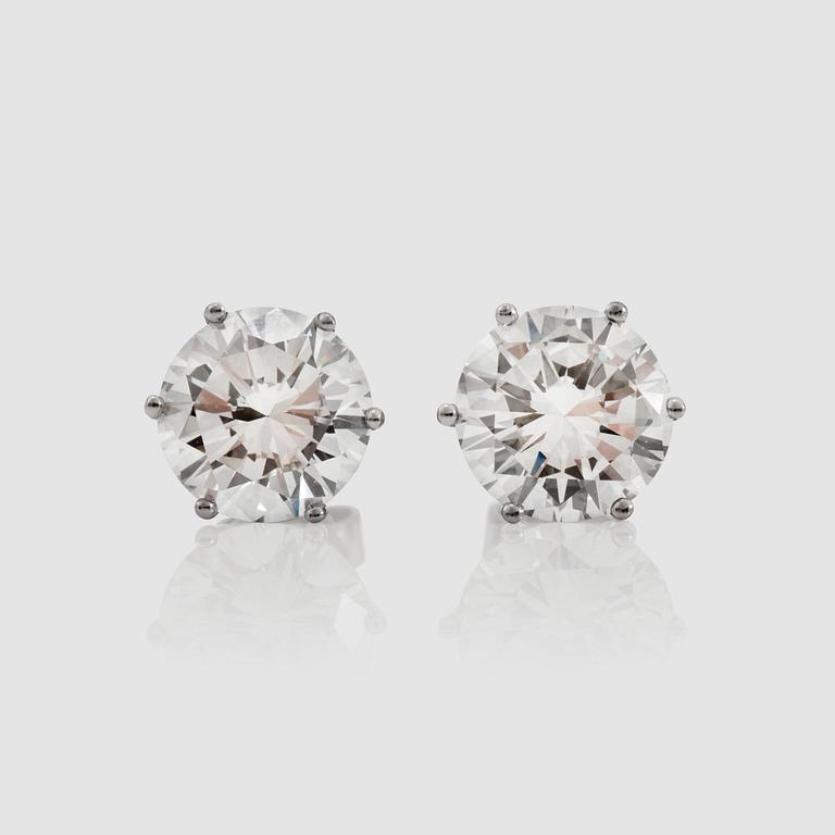 ÖRHÄNGEN med briljantslipade diamanter. 2.97 respektive 2.93 ct. Kvalitet K/VVS1 enligt HRD certifikat.