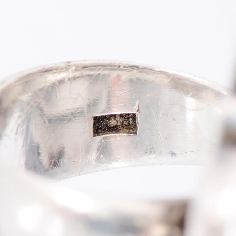 SAARA HOPEA, SORMUS, pyöröhiotut puolijalokivet, hopeaa, 1960-luku.