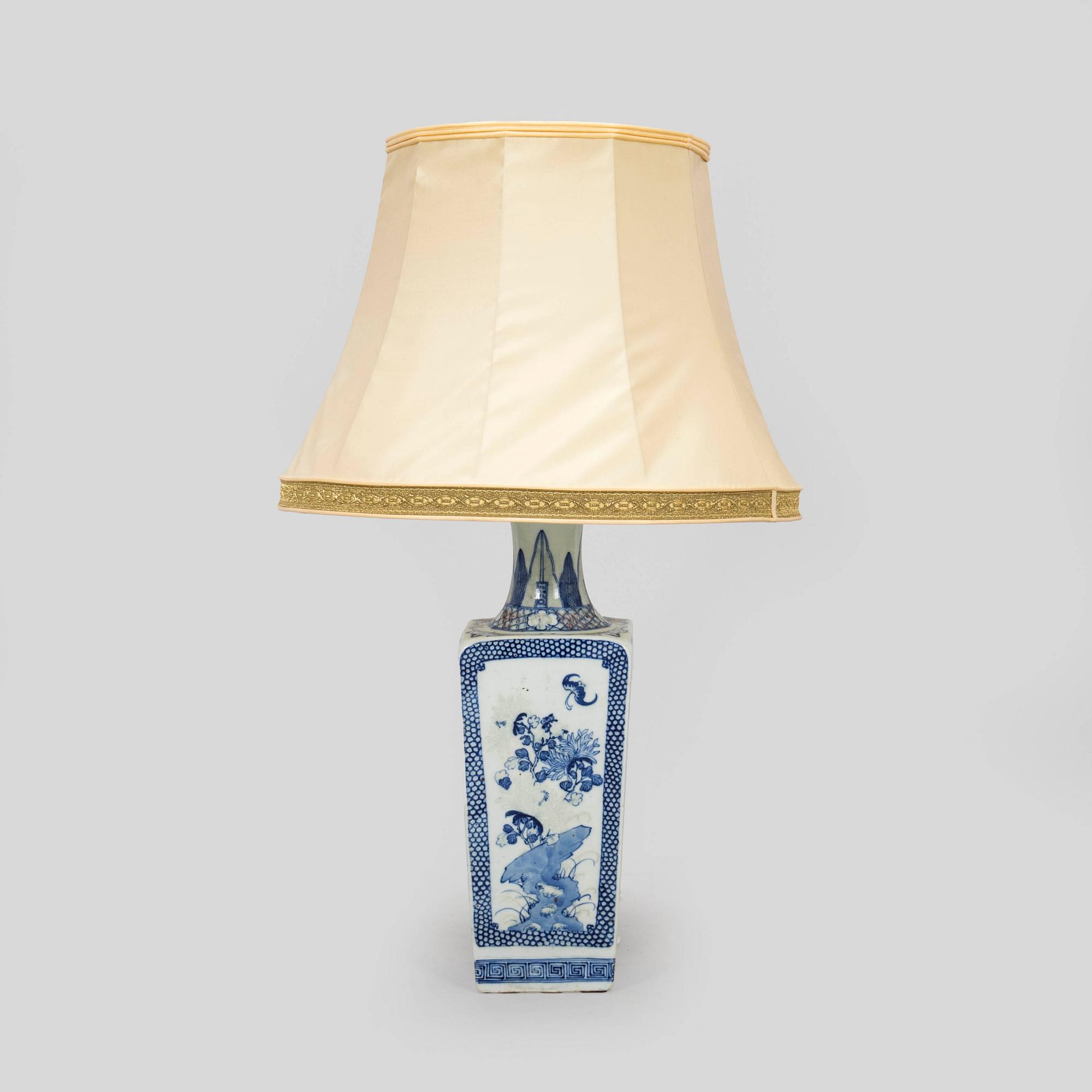 Pöytävalaisin, posliinia, Kiina, myöhäinen Qing-dynastia, 1800/1900-luku.