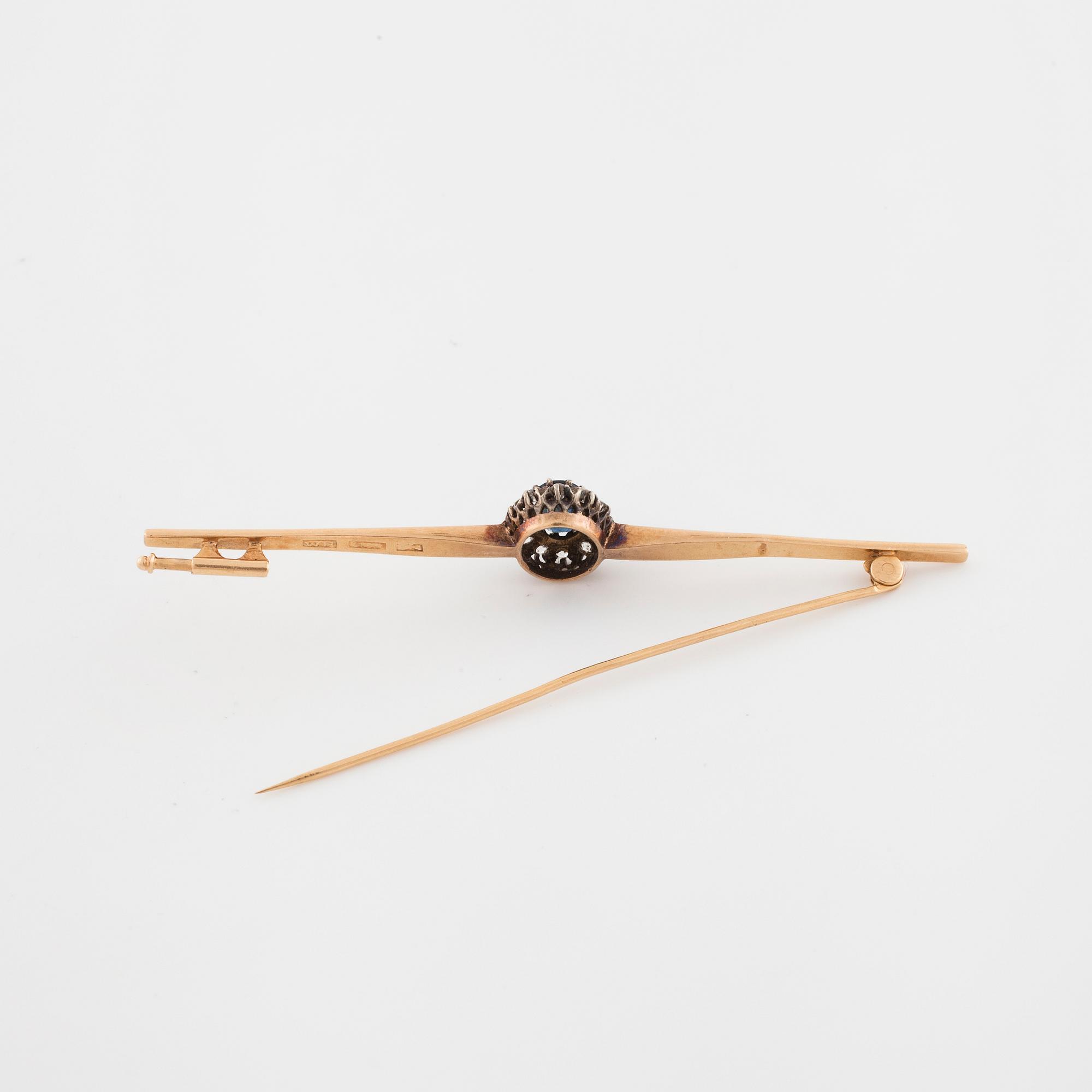 BROSCH, med ovalslipad safir och gammalslipade diamanter, Wilhelm Harbeck, Stockholm.