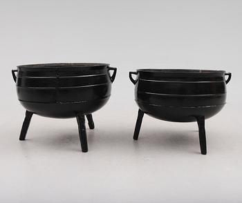 JÄRNGRYTOR, 2 st, gjutjärn, 1900-tal.