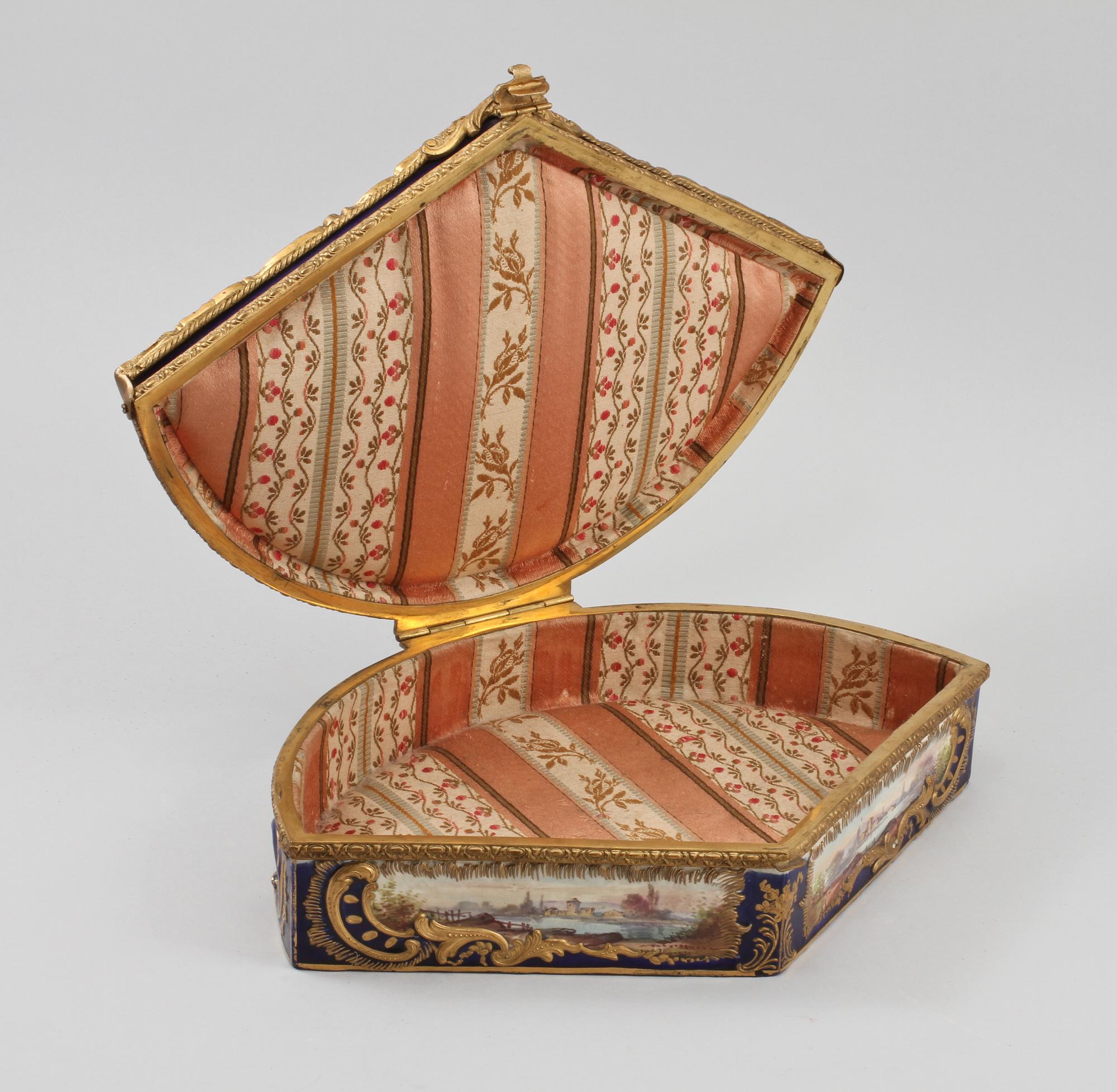 LOCKASK, porslin, rokokostil, Sevres-liknande märkning, 1800-tal.