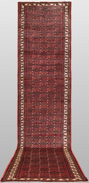 A Hosseinabad runner carpet, 508 x 105 cm.
