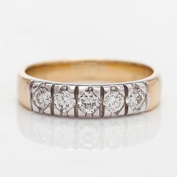 A 14K gold ring with five brilliant-cut diamonds totalling approx. 0.25 ct.