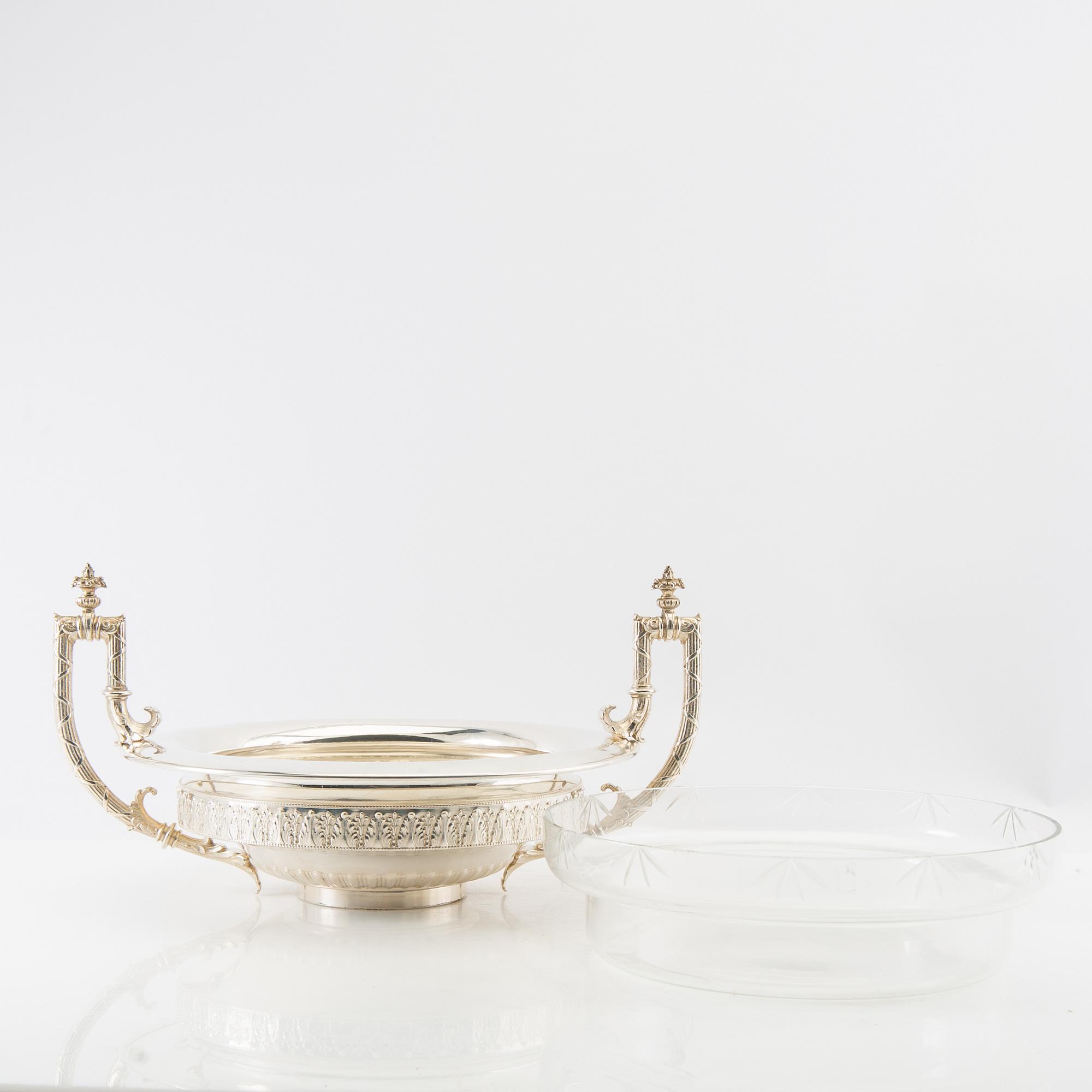 Goblet on foot, 20th century, silver plate and glass.