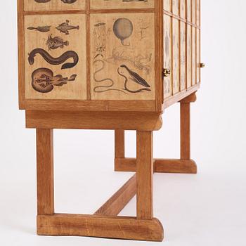 Josef Frank, praktskåp med djur- och växtplanscher, Firma Svenskt Tenn, 1940-tal.