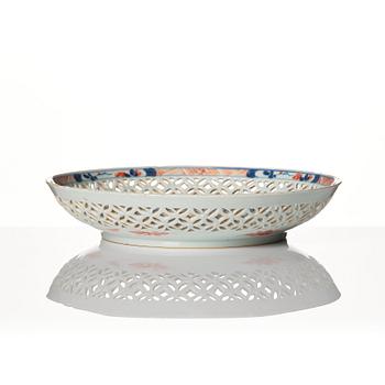 An imari dish with pierced sides, Qing dynasty, early 18th Century.