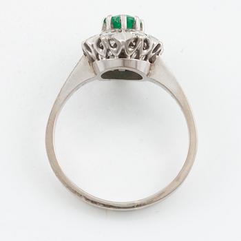 Ring, carmoséring 18K vitguld med smaragd och krans av briljantslipade diamanter.