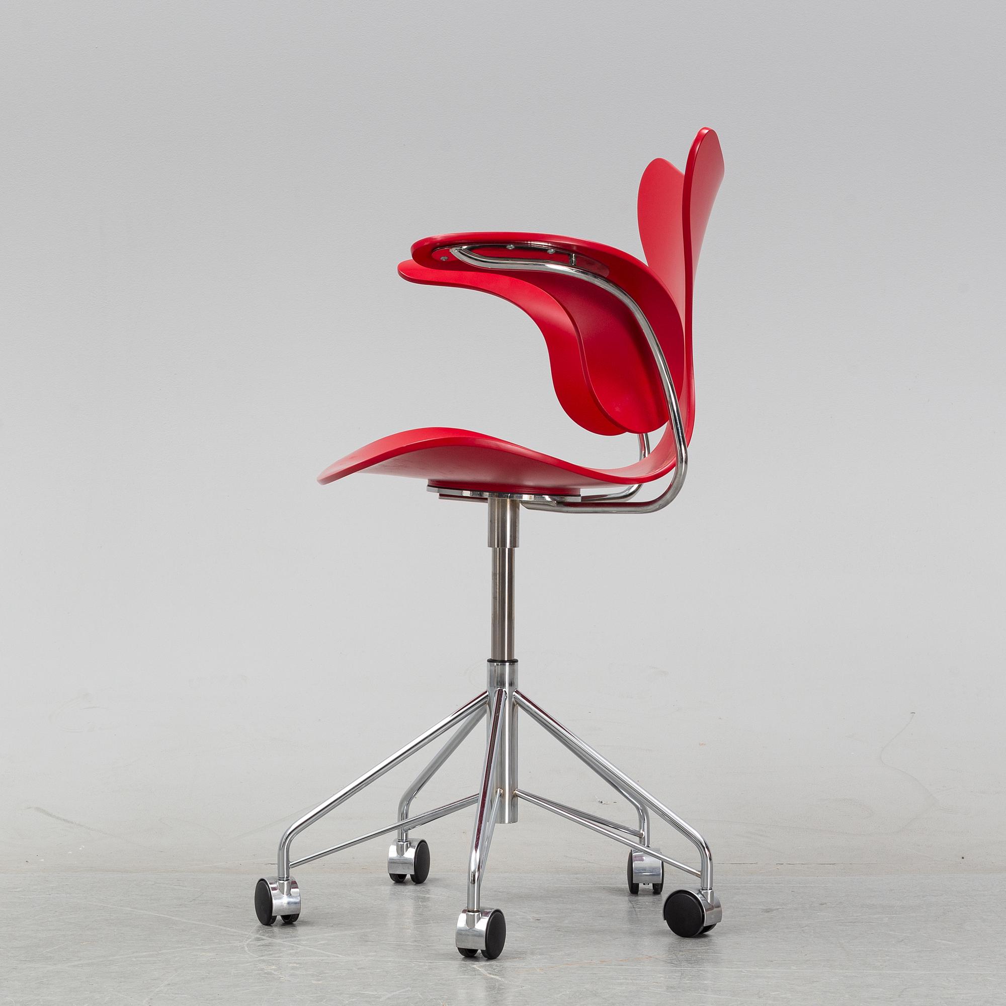 A 'Måsen/liljan' armchair on wheels by Arne Jacobsen, Fritx Hansen.