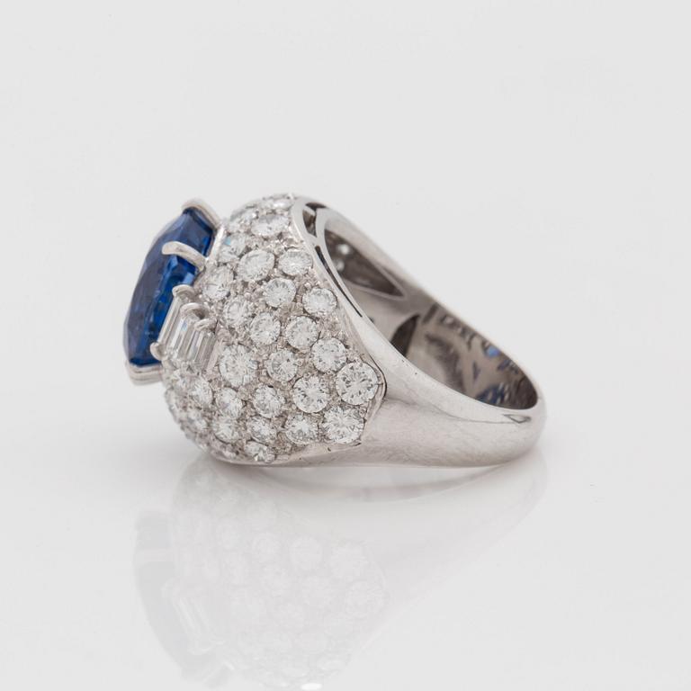 A 8.00 ct, "Trombino" sapphire ring with step- and brilliant-cut diamonds signed Bulgari. Certificate from GCS.