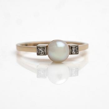 Ring 18K guld med en odlad pärla och diamanter, Axel Bergman Stockholm 1958.