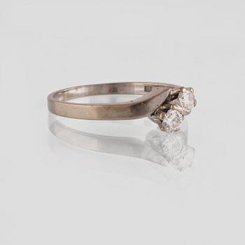 RING, 18K vitguld med 2 briljantslipade diamanter 0.30 ct, Gustav Dahlgren & Co, Malmö, 1973. Vikt 2,9 gram.