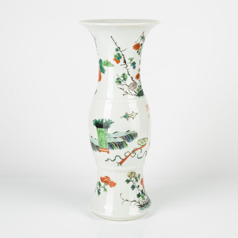 A Chinese famille verte beakervase, Kangxi style, 20th century.