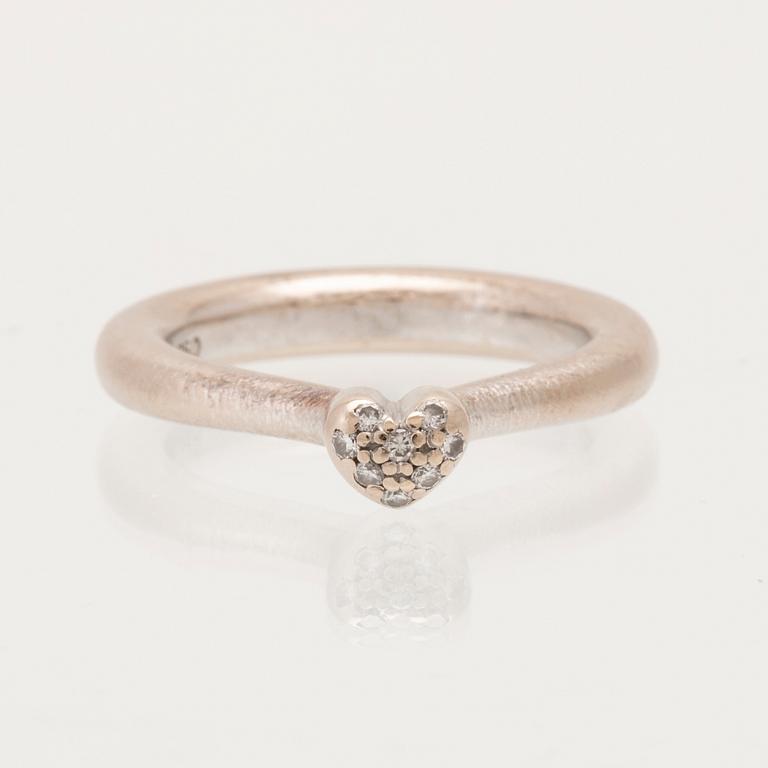 Ole Lynggaard ring "Heart" 18K white gold with round brilliant cut diamonds.