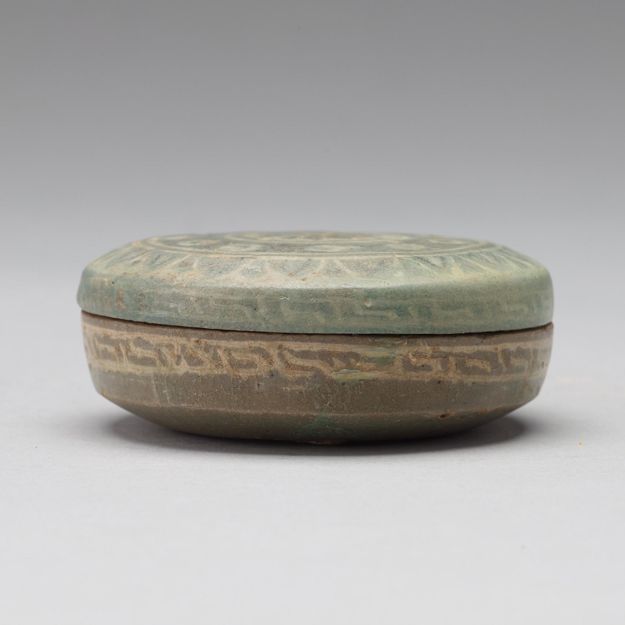 VAS samt ASK med LOCK, keramik. Korea, Koryo, 1200-tal.