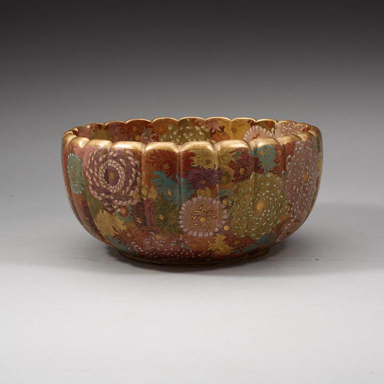 A large Japanese Satsuma bowl, Meiji period (1868-1912).