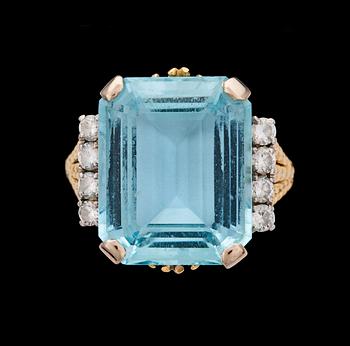 1048. A step cut aquamarine and brilliant cut diamond ring, tot. app. 0.70 cts.