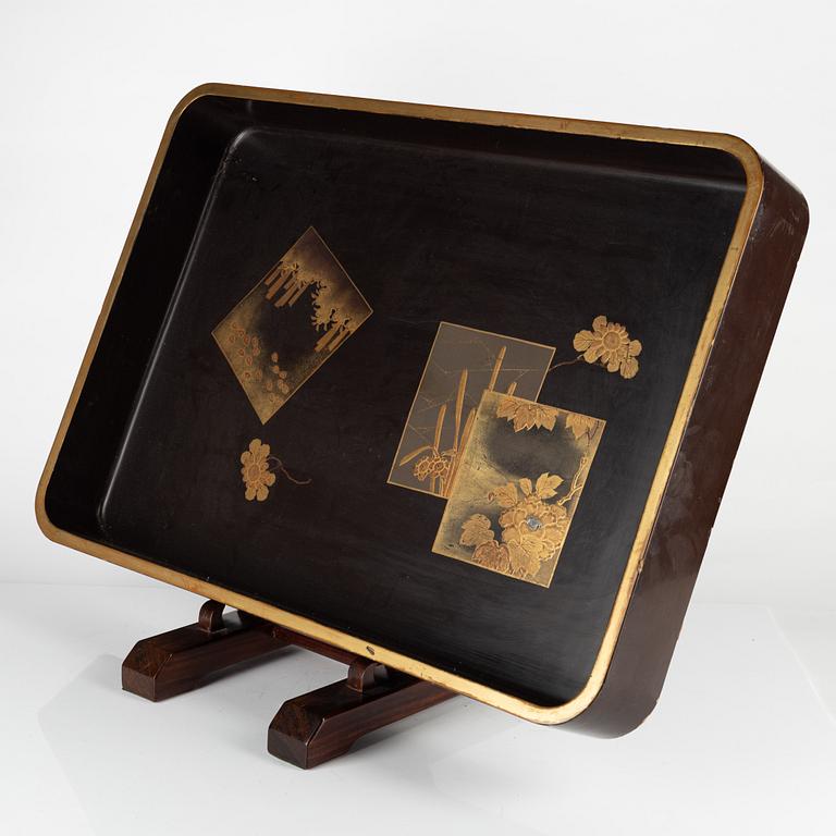 A Japanese lacquered tray, Meiji period (1868-1912).